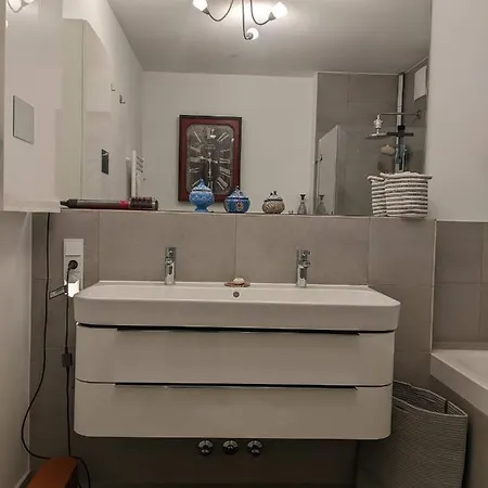Either Private 2b2b Or Shared 1b1b, Luxury, Bright, Spacious * برلين