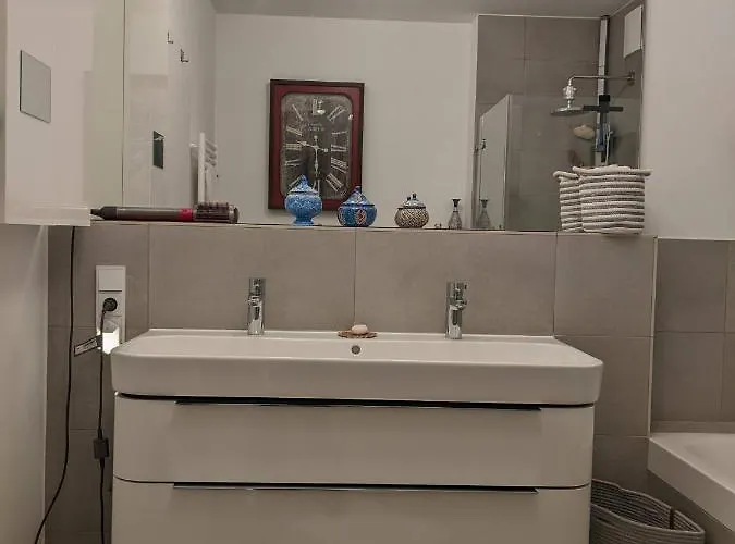 Either Private 2b2b Or Shared 1b1b, Luxury, Bright, Spacious * Berlin